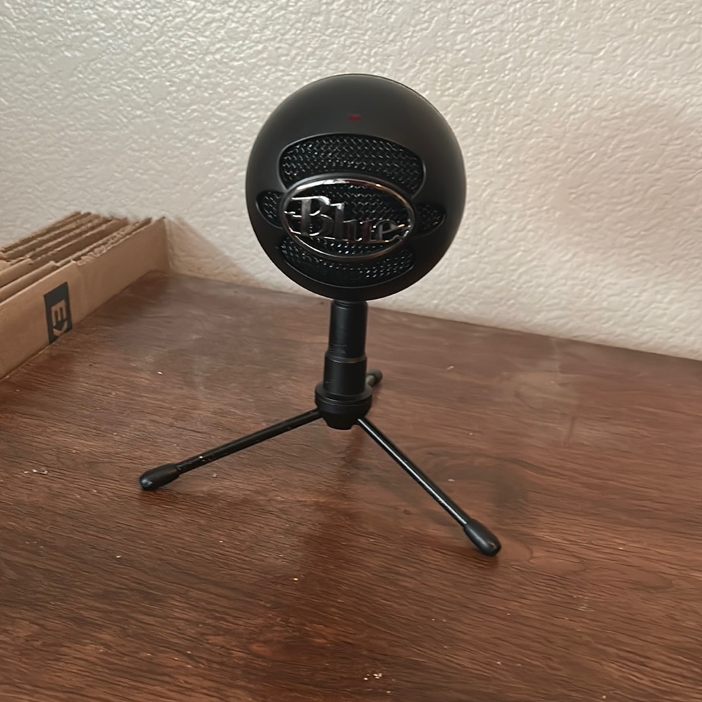Blue snowball microphone fairly used but in good condition